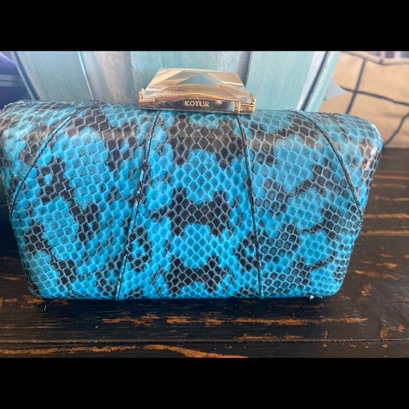 Fabulous Blue printed clutch - Picture 2 of 3